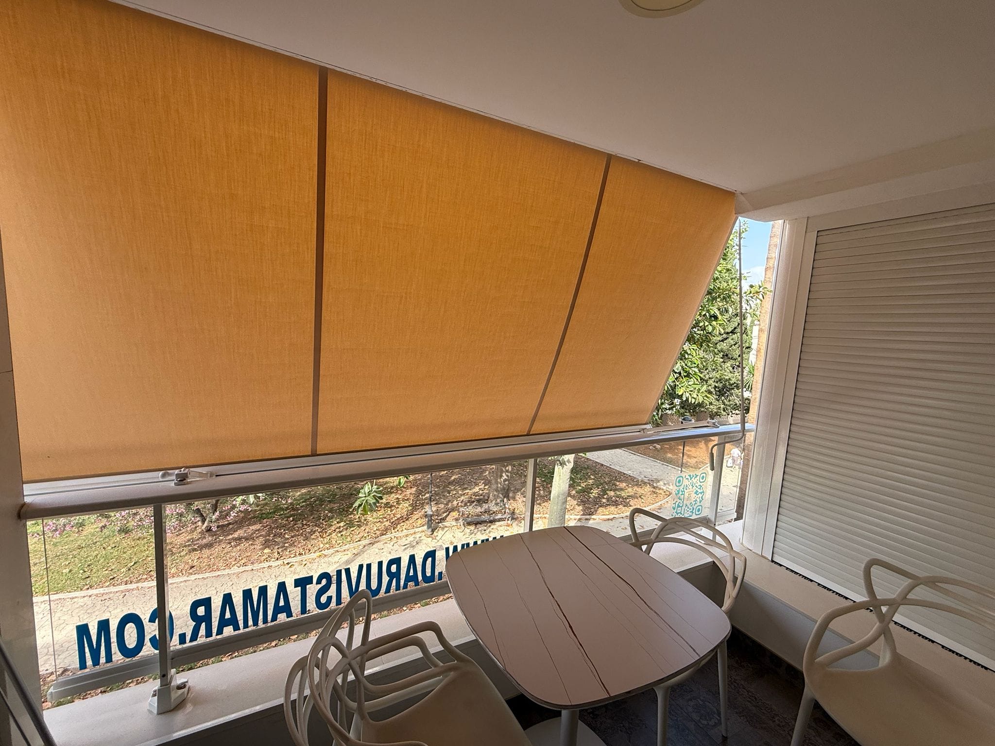 Toldo instalado en la terraza del apartamento en Torredelmar